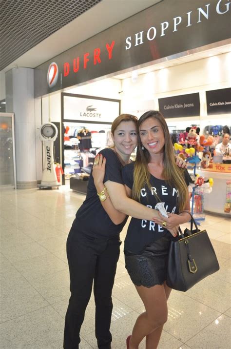 Ego Nicole Bahls Usa Sainha Em Aeroporto E Tietada Por F