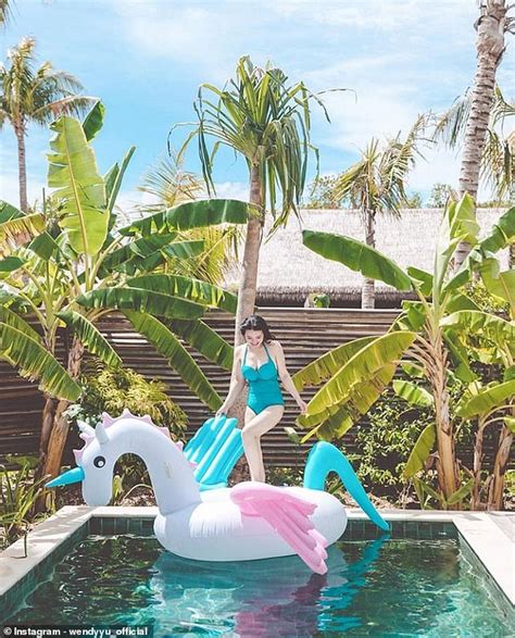 9 Hot Sexy Wendy Yu Bikini Pics