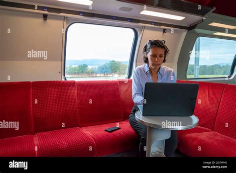 Femme mature assise sur le bus Banque de photographies et dimages à haute résolution Alamy