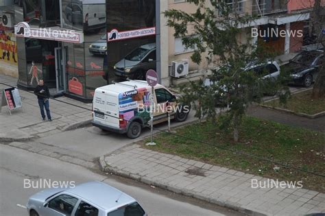 Безумие! Нагла шофьорка паркира в насрещното и затапи еднопосочна улица ...