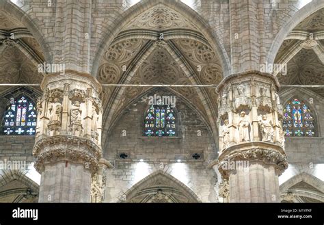 Vista Hacia Arriba De Las Columnas De La Nave Central Fotograf As E