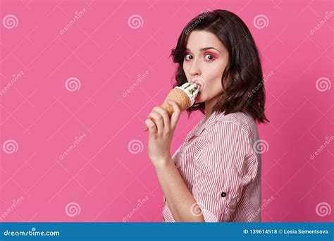 Seitlich Geschossen Von Attraktiver Brunette Dame Leckt Eiscreme Hat Fachmann Bilden