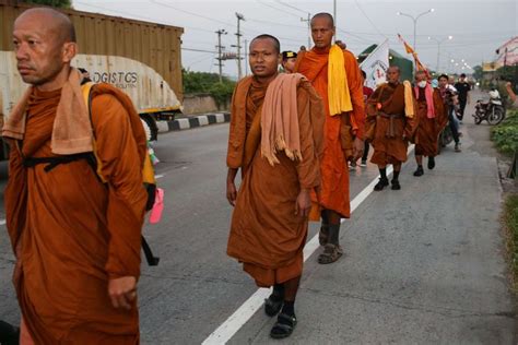 Foto Akhir Perjalanan Biksu Jalan Kaki Dari Thailand Ke Candi