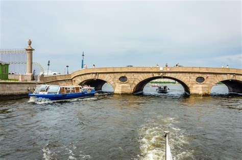 Un viejo puente de piedra sobre el río Foto Premium