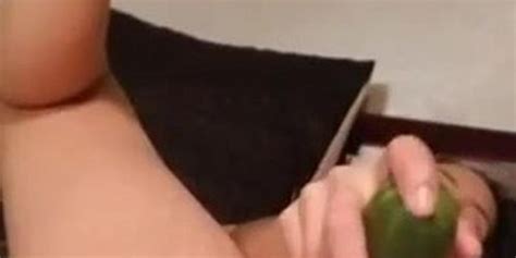 SEXO AMATEUR JUGANDO CON SU PEPINO Tnaflix