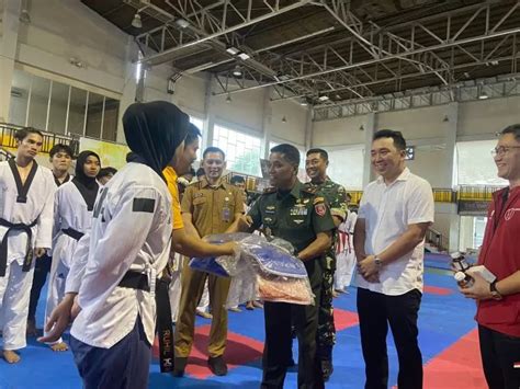 Serahkan Bantuan Peralatan Untuk Pembinaan Kunjungan Danrem 091asn Ke
