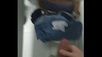 golpeando a uno en el baño en el trabajo XVIDEOS