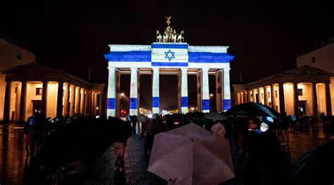 Empire State Building, Brandenburg Gate, other landmarks lit in blue ...