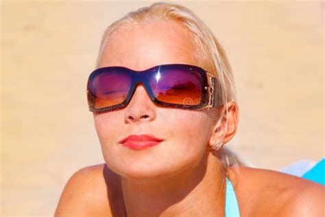 Schönes Mädchen Im Bikini Der OM Der Strand Legt Stockbild Bild von schön einzeln