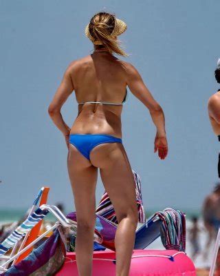 Cameron Diaz Shows Ass Crack Wearing A Skimpy Bikini On A Beach In Florida Porn Pictures XXX