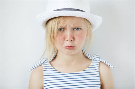 Petite Fille Blonde Portant Un Chapeau Blanc Photo Gratuite