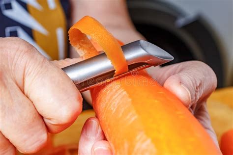 Peeler Para Verduras Y Frutas En Mano Femenina Mujer Pelando Zanahoria