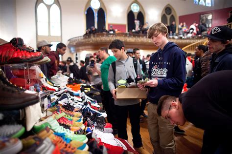 Dòng người đổ xô đi mua giày hot gây tranh cãi Là mộ điệu chân chính hay có bí ẩn gì đằng sau