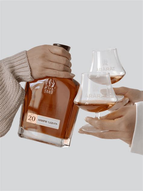 Коньяк Ararat Nairi 20 y.o (gift box) 0.7 л (Арарат Наири 20 лет в ...