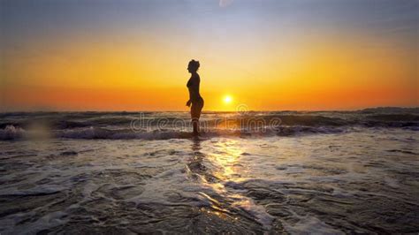 Junge Frau Im Bikini Der Im Wasser Steht Stockfoto Bild Von Gl Cklich K Ste