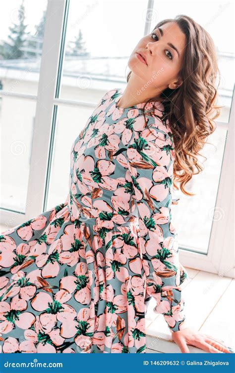 Junge Reizend Romantische Brunette Junge Frau Im Langen Kleid Des Sommers Das Auf Fensterbrett