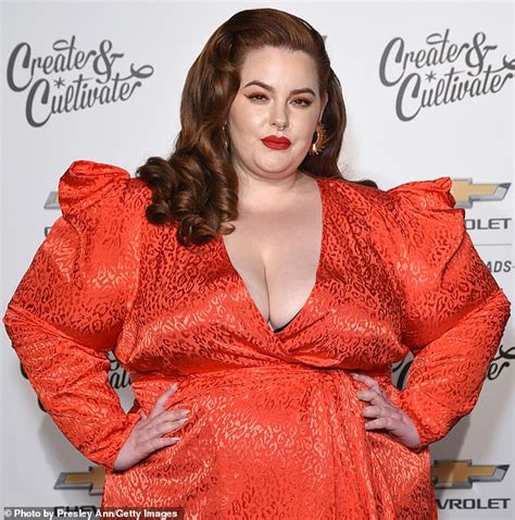 Tess Holliday Poses Totally Naked For Impromptu Photo Shoot Daily Mail Online