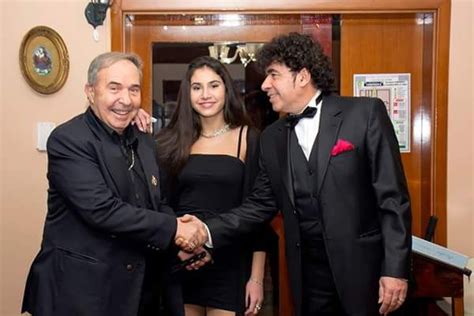 Корли /вляво/, с колегата си Боби Шоу и дъщеря си | impressio.dir.bg