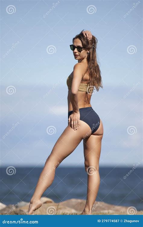 Belle Femme En Bikini Sur La Plage Image Stock Image Du Heureux