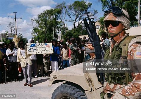 Us Marine With Gun Photos Et Images De Collection Getty Images
