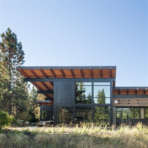Steel beams support dramatic roof overhangs at Washington state retreat