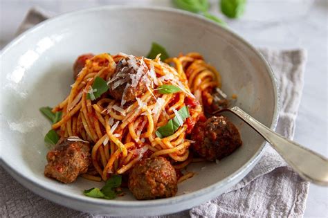 Spaghetti Met Gehaktballen In Tomatensaus Met Kaas Gewoon Wat Een Hot