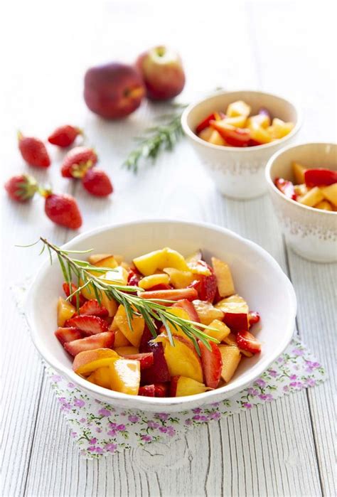 Salade de fruits au melon fraises et pêches sirop au romarin