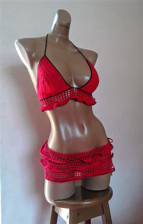 Corola S Artesanales BIKINI ROJO NEGRO CON FALDA