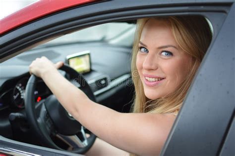 Jeune Fille Blonde Dans La Voiture Rouge Raillant à Quelqu un Photo stock Image du glace