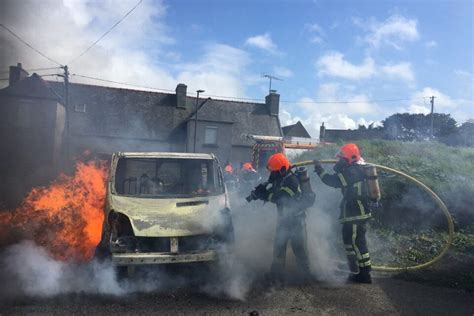 Pleumeur Bodou Spectaculaire incendie d une camionnette à l Ile Grande