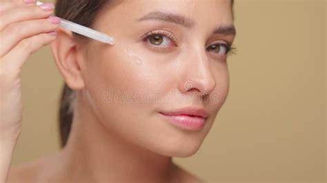 Una Ni A Hermosa Muestra Sus Hermosos Senos Almacen De Video V Deo De Adulto Bikini