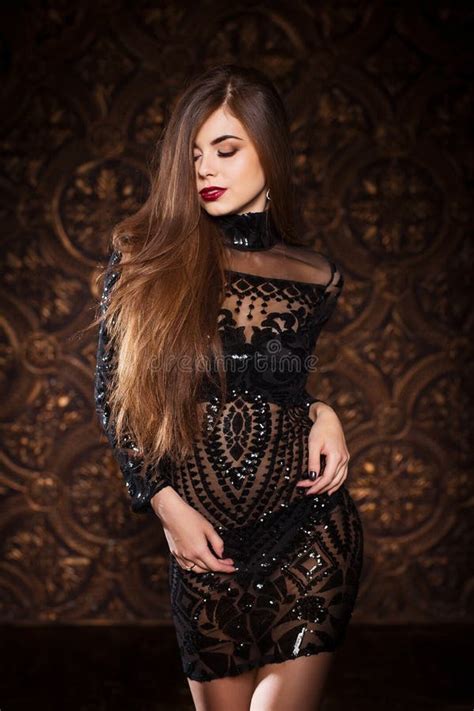 Corps Ventre Et Sein Parfaits Et Sexy De La Jeune Femme Blonde Utilisant La Lingerie Séduisante