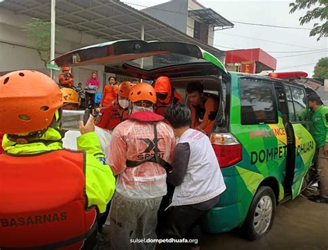 Makassar Dikepung Banjir Dompet Dhuafa Evakuasi Warga Dompet Dhuafa