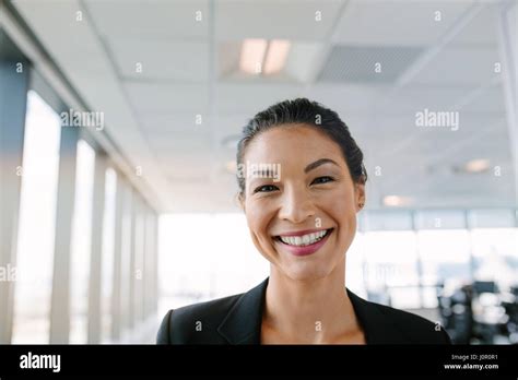 Portrait De Belle Mature Businesswoman Standing In Office Femme Entrepreneur Asiatique Looking