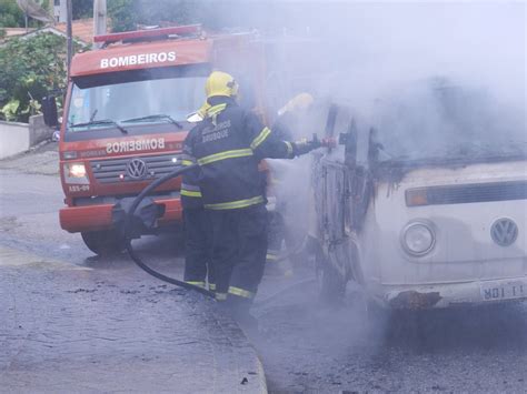 Kombi Pega Fogo Na Rua Azambuja Olhar Do Vale