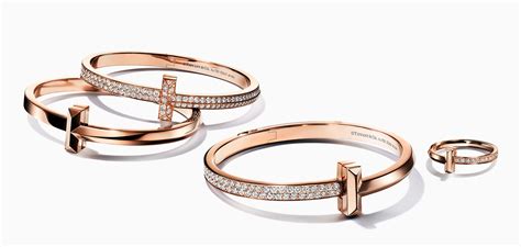 Tiffany T wide wire bracelet in 18k gold, medium. | Tiffany & Co.