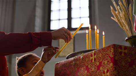 Стоковое видео категории «Бесплатно» — Свечи в церкви