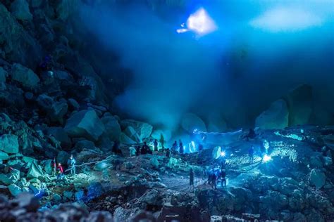 Fenomena Langka Blue Fire Kawah Ijen Ternyata Satu Satunya Di Dunia