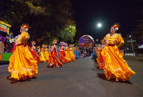 Academia de danza latina conecta a los jóvenes con su cultura