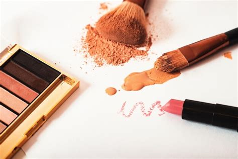 Premium Photo Crumbly Compact Powder In Nude Tone With Powder Brush Foundation Eyeshadow