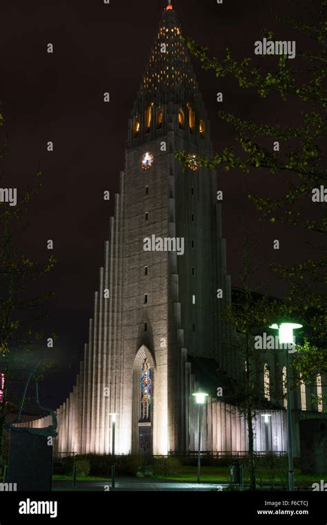 Night time view of the famous Hallgrimskirkja Church in Reykjavik ...