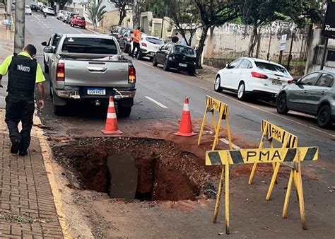 Rua Clotario Portugal - Prefeitura realiza reparo em cratera na Rua Clotário Portugal ...