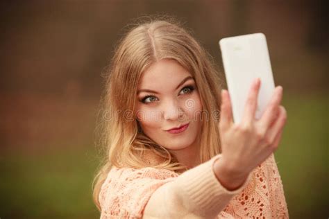 Jeune Fille Blonde Prenant Un Selfie Photo stock Image du drôle femme