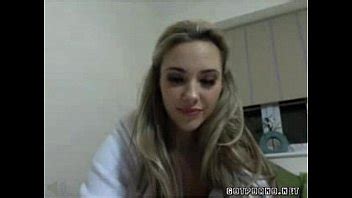 Rubia con grandes tetas se frota y se mete los dedos en su apretado coño mojado XVIDEOS