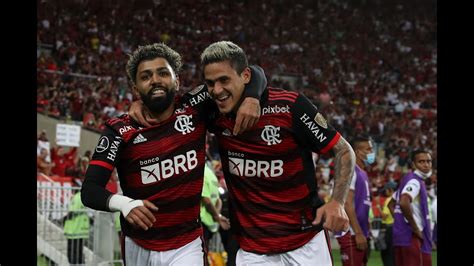 Entre força e reverências Pedro e Gabigol somam 200 gols pelo Flamengo