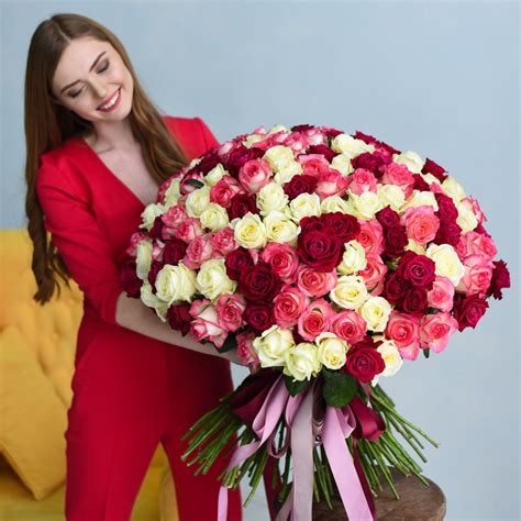 Букет микс из 201 розы 3-х сортов - заказать и купить цветы с доставкой ...