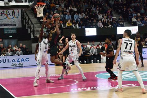 Basket ball Pro B le Boulazac Basket Dordogne a donné le bâton