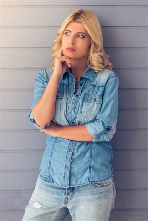 Blonde Erwachsene Mutter Holt Oben Frechen M Dchenjugendlichen Stockbild Bild Von