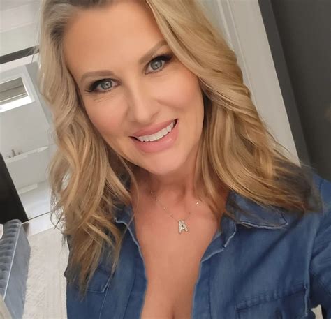 Ro N Milf Ka Neprest Va Prekvapova Jej Hor Ca Foto Z Dovolenky V S Dostane Na Kolen