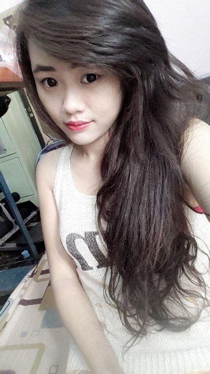 Chân dung hot girl vừa nấu ăn vừa chơi game